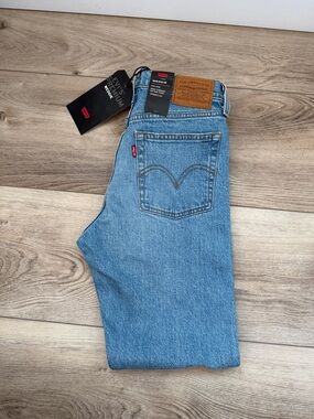 Levi's Light Blue Women’s Wedgie High Rise Tapered Leg Jeans Size 25 NWT